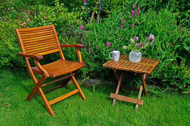硬木花园椅和桌子