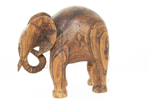 用木头雕刻的大象