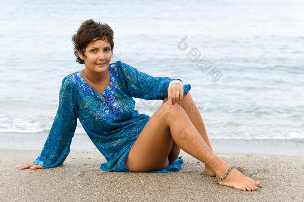 海滩上穿蓝色连衣裙的女人