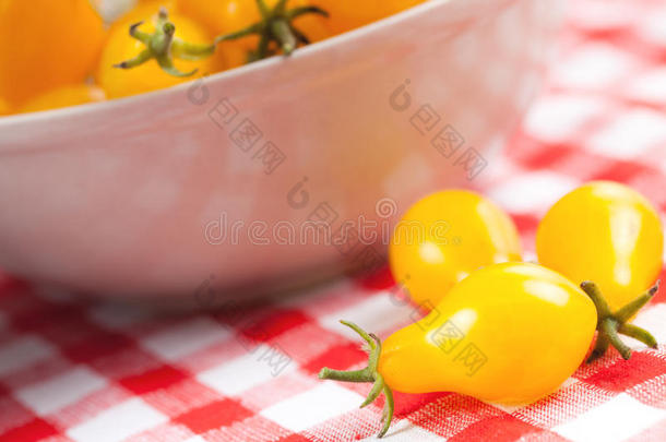 野餐桌布上的黄色西红柿