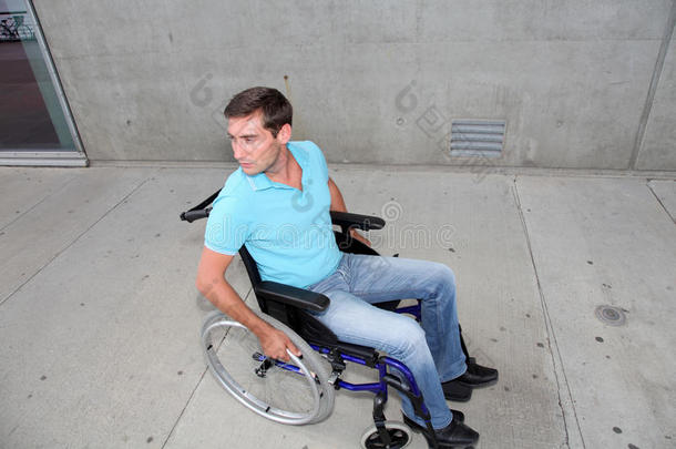 坐轮椅的人