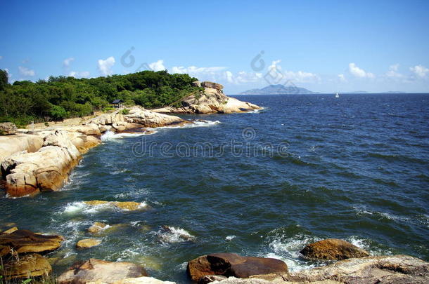 香港的沿海地区，有美丽的大海。