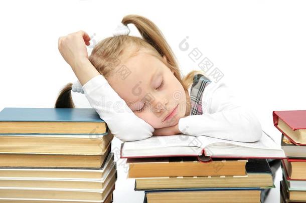 睡在书上的可爱小女生