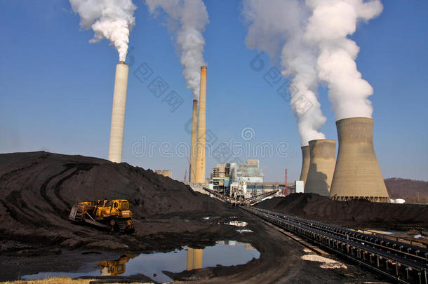 煤堆在燃煤发电厂前面