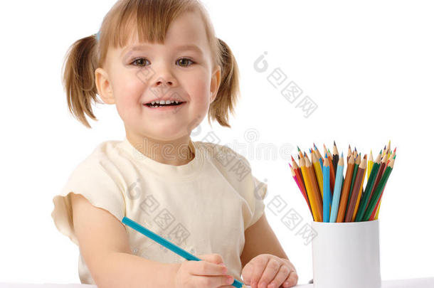 可爱的孩子用<strong>彩色铅笔画</strong>画
