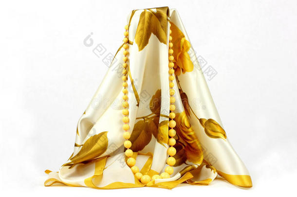 柔和的黄色项链垂花围巾