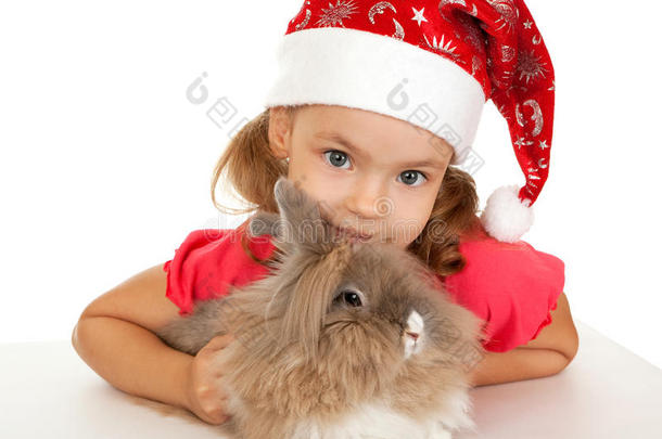 戴着兔年帽的孩子。