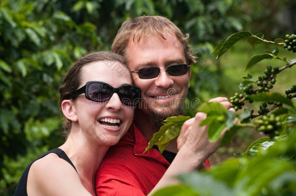 哥斯达黎加咖啡种植园的欧洲夫妇