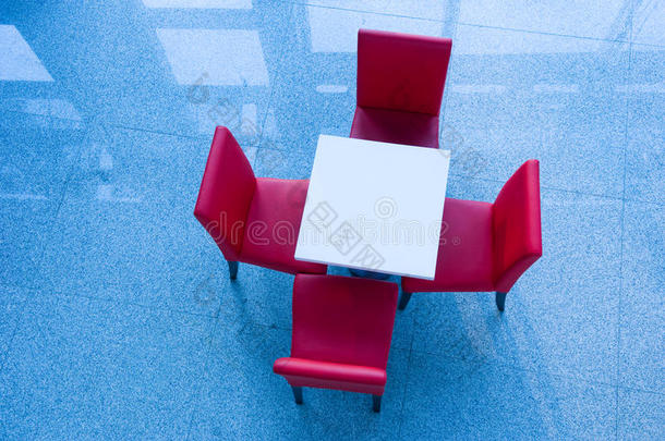 <strong>一桌</strong>四把红椅子
