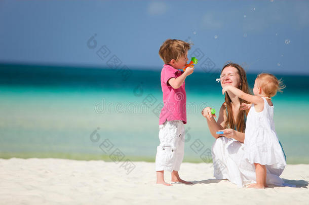 妈妈和<strong>孩子</strong>们在沙滩上玩得很开心