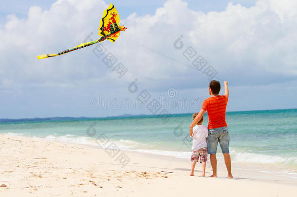 父子在海滩上放风筝