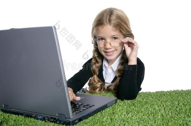 带笔记本电脑的金发小女生