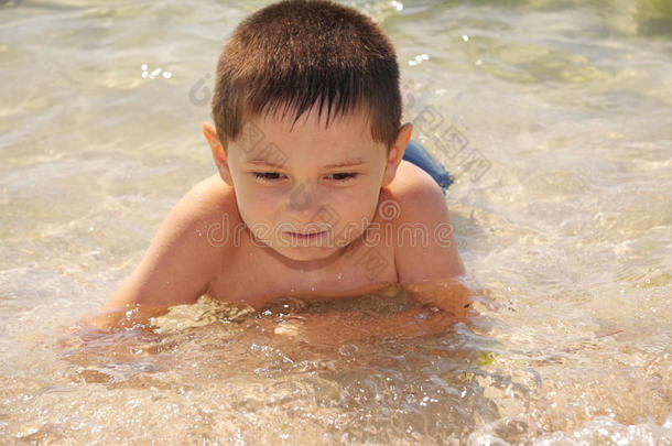 享受海水浴的孩子
