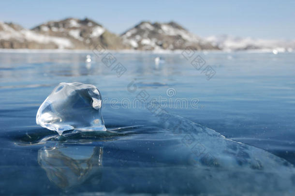 冰冻湖面上的一块冰