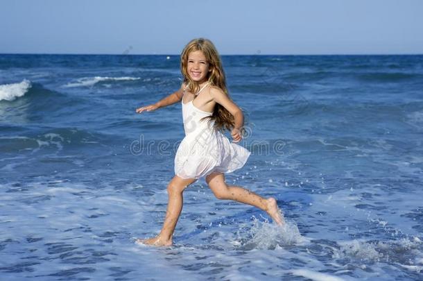 蓝海沙滩上奔跑的小女孩