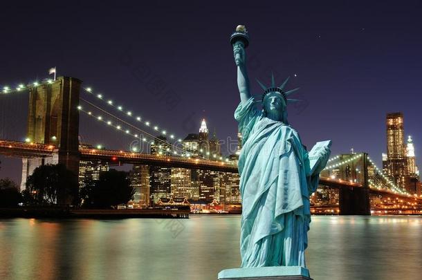 自由女神像与纽约市天际线