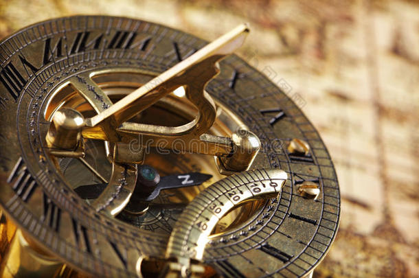 古铜指南针和日晷