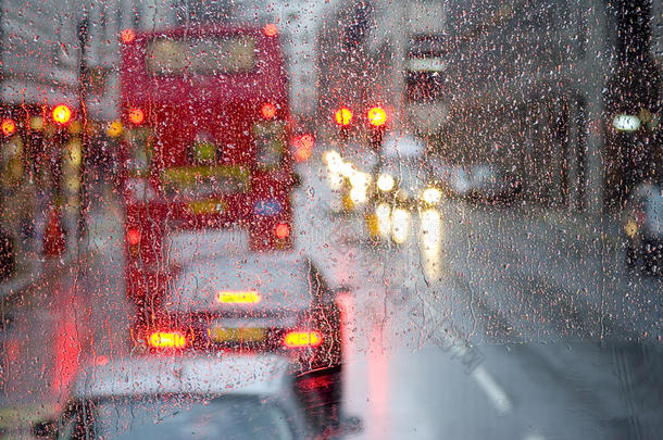 从雨点窗口看伦敦雨景到红色巴士