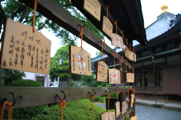 日本人在寺庙祈福