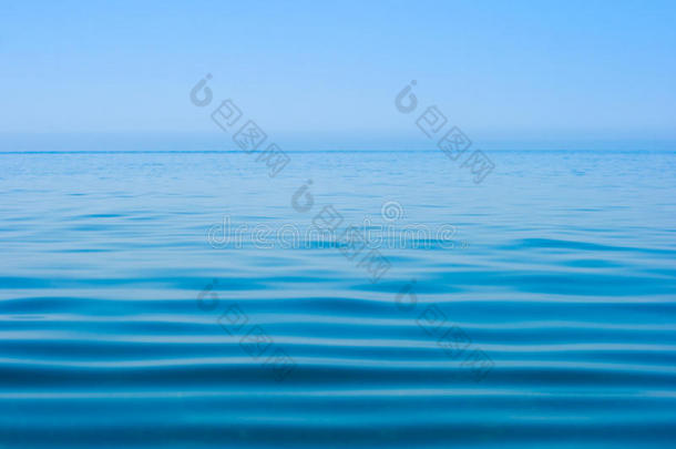 平静的海面或海洋水面和地平线