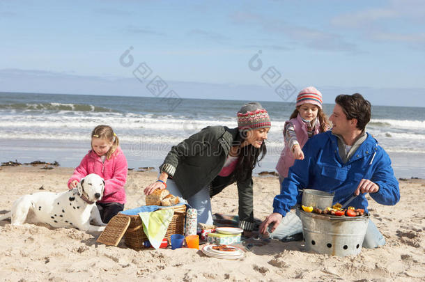 在冬季海滩上烧烤的家庭