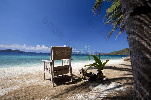 带椅子的热带岛屿