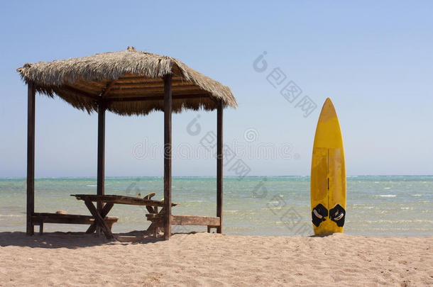 冲浪板和沙滩小屋