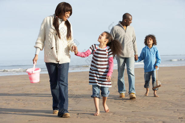 一家人在冬季海滩上海边散步