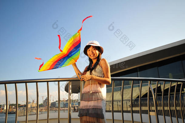 太阳下放风筝的亚洲女孩