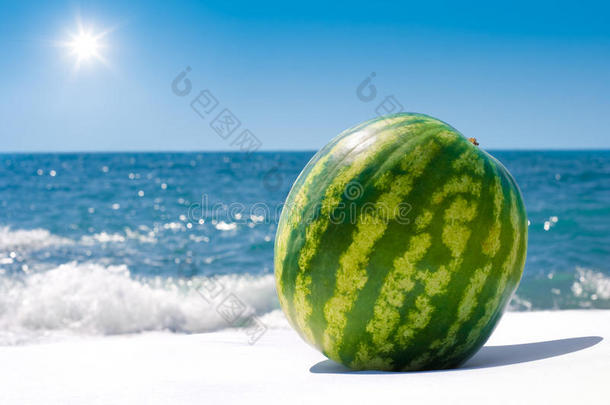 阳光明媚的海边全熟西瓜