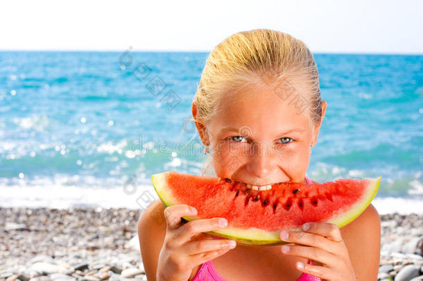 海边或海滩上吃西瓜的女孩