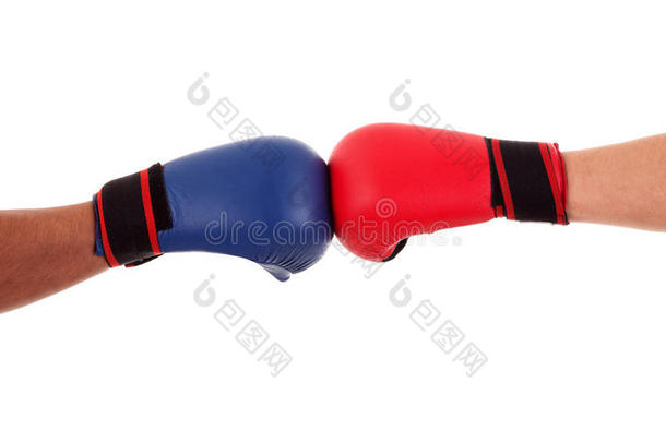 两个拳击手碰触手套准备开战