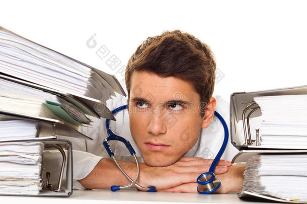 医生用一堆文件来缓解压力。官僚主义