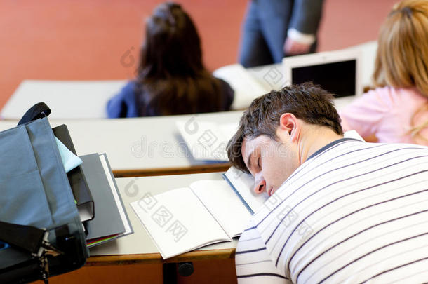 大学生上课睡觉的男生