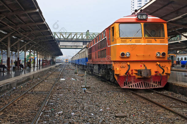 红橙色列车，内燃机车