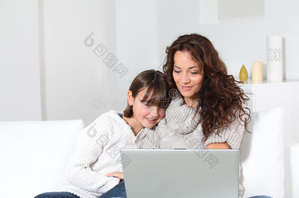 电脑前的女人和女孩