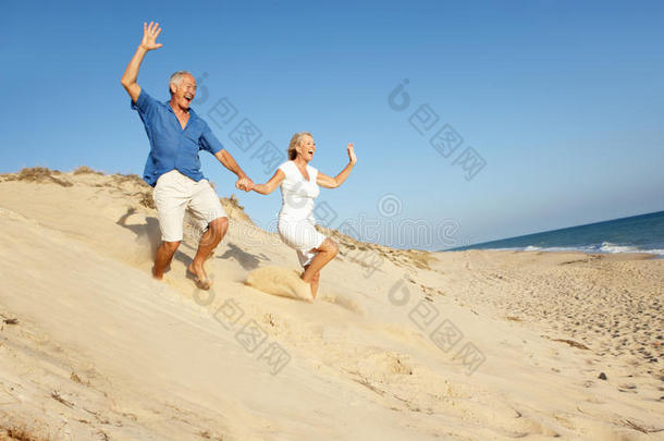 老年夫妇享受沙滩度假跑步