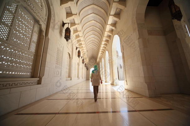 阿曼大清真寺走廊里的女人