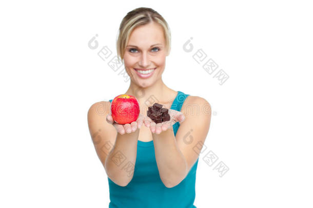 美女<strong>展示苹果</strong>和巧克力