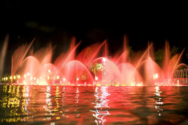 城市里的彩色喷泉