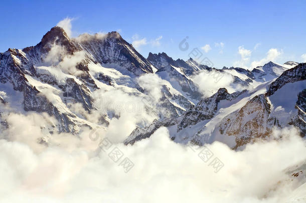 阿莱奇阿尔卑斯山云云景多云的