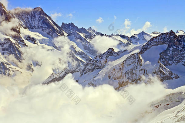 瑞士阿尔卑斯山<strong>少女</strong>峰的薄雾