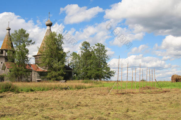 古木教堂附近的干草场