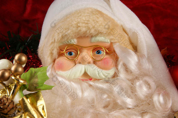 戴着金眼镜的玩具圣诞老人形象