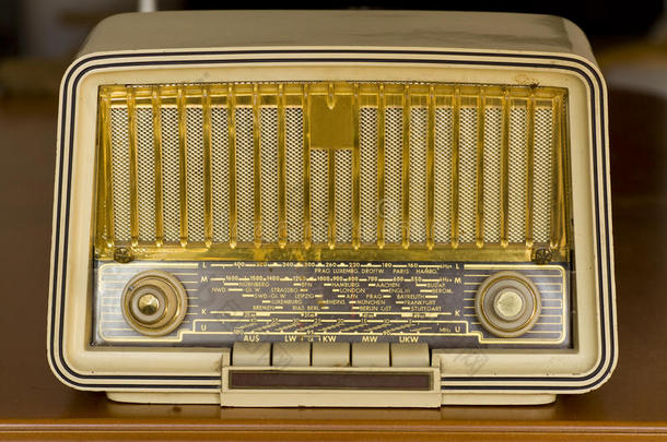 很旧的收音机。老式收音机