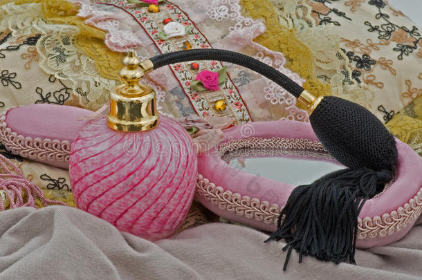 粉色香水瓶、手镜和钱包