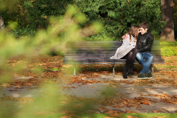 秋天卢森堡花园里的浪漫情侣