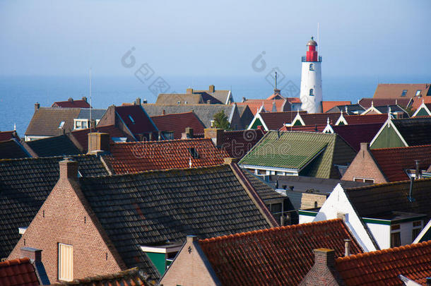 一座古老荷兰村庄的灯塔和屋顶