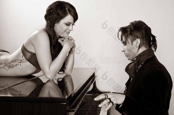 男人为女人弹钢琴