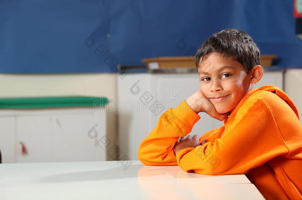 10岁小<strong>学生</strong>，身穿橙色连帽衫，躺在椅子上